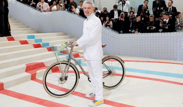 9. David Byrne forgot his helmet