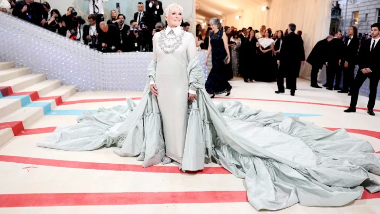 10. Glenn Close had a bit of trouble changing her sheets