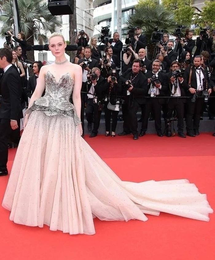 Elle Fanning 76. Cannes Film Festivali'nde Kırmızı Halı