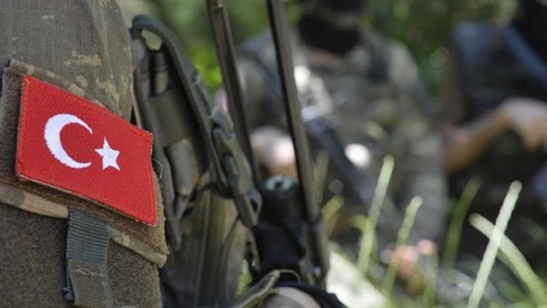 Pençe Kilit Harekat bölgesinde EYP patlaması sonucu 2 asker şehit oldu.