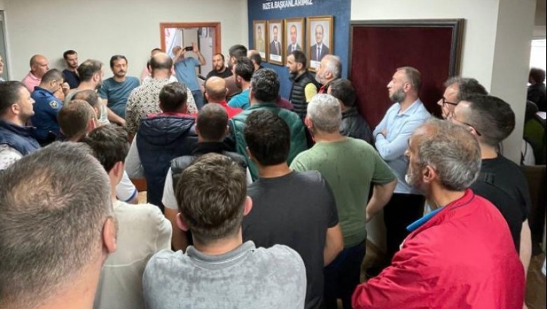 ÇAYKUR İşçileri, AKP Rize İl Başkanlığı Önünde Kadro Talepleri İçin Protesto Gerçekleştirdi